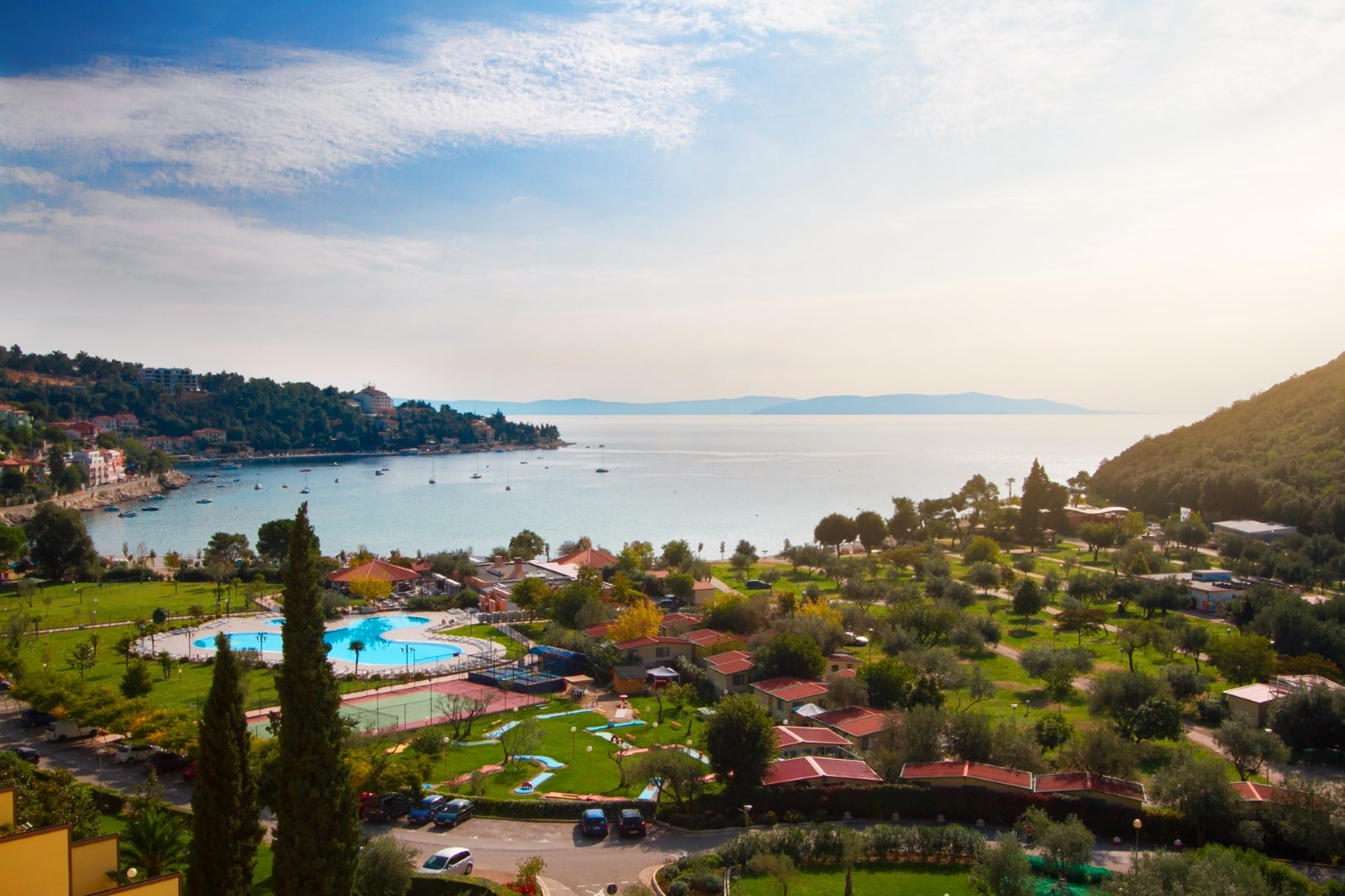 Verbringen Sie Ihren Urlaub umgeben von Olivenbäumen im Camp Oliva in Rabac. Wir bieten die Vermietung von Mobilheimen oder Stellplätzen an.