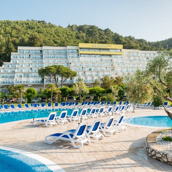 Zimmer mit Meerblick sind ideal für einen erholsamen Urlaub. Das Hotel bietet ein gutes Preis-Leistungsverhältnis nur wenige Schritte vom Strand entfernt.
