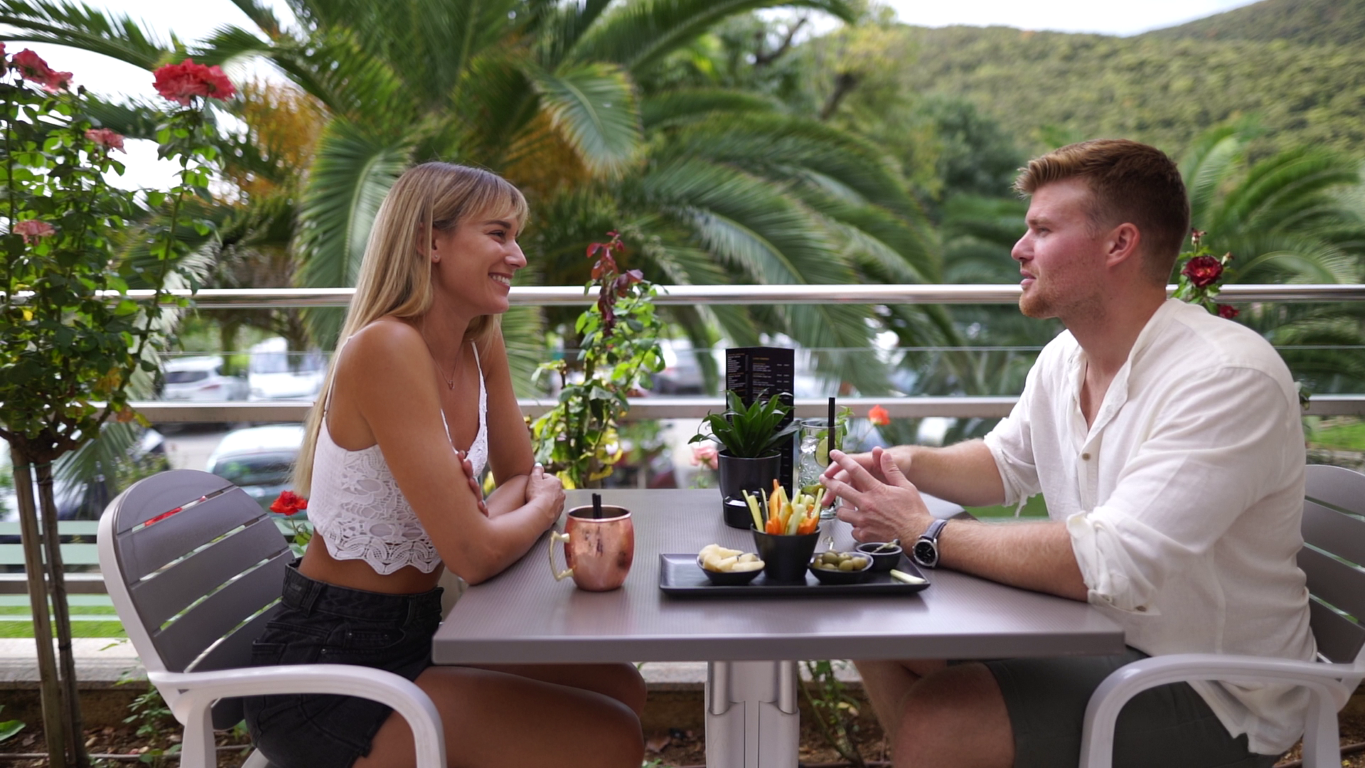 <p>Looking to have a cup of coffee after swimming? Hedera Club awaits. During the day Hedera offers cakes, hot and cold beverages, and is a great place to relax and take a few minutes for yourself.</p>