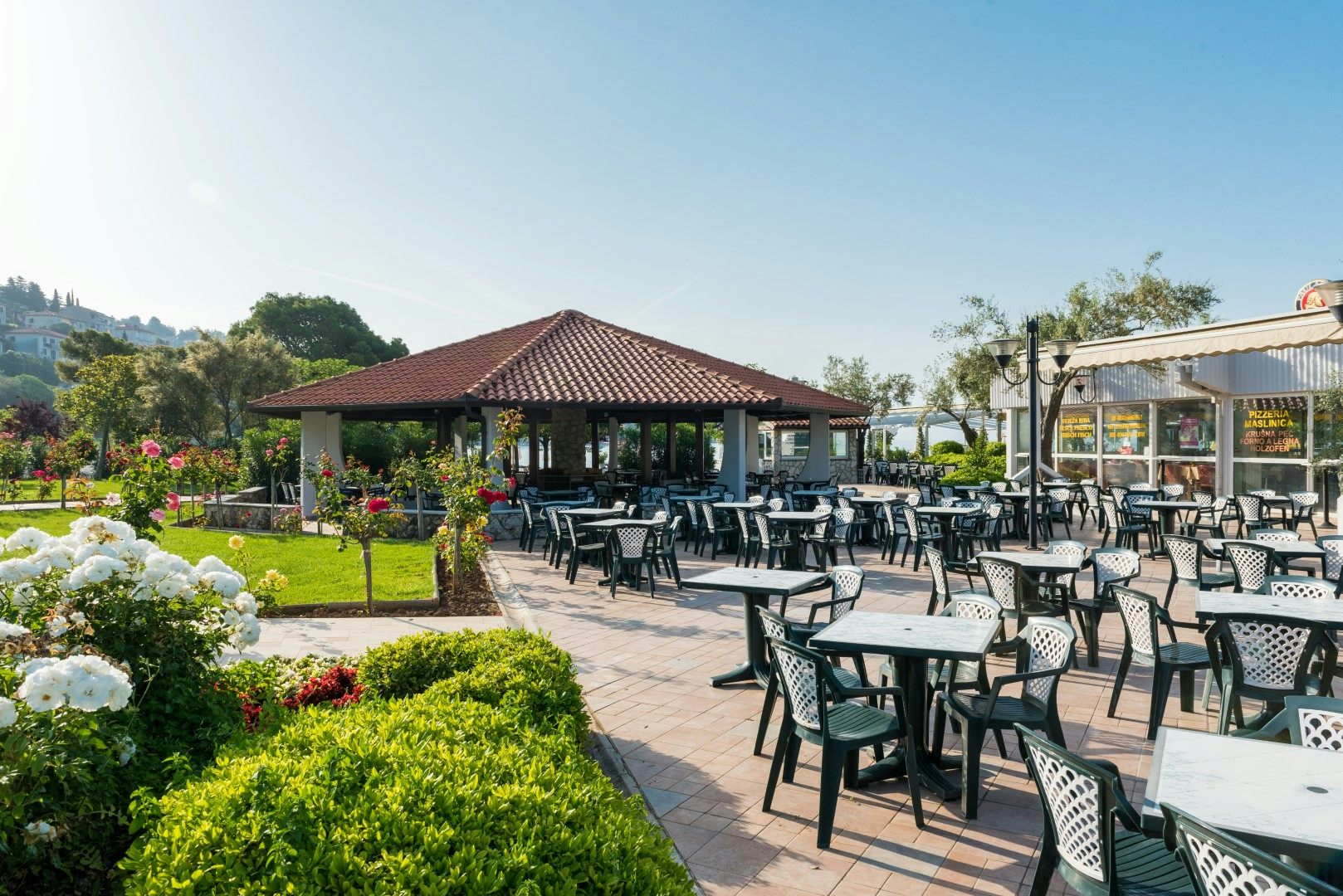 <ul><li>Hotel restaurants (1850 seats) </li><li>Oliva Grill Restaurant (440 seats)</li><li> Conference bar</li><li>Hedera Club bar (Hedera Hotel 4*) </li><li>Ancora bar (beachfront)</li></ul>  